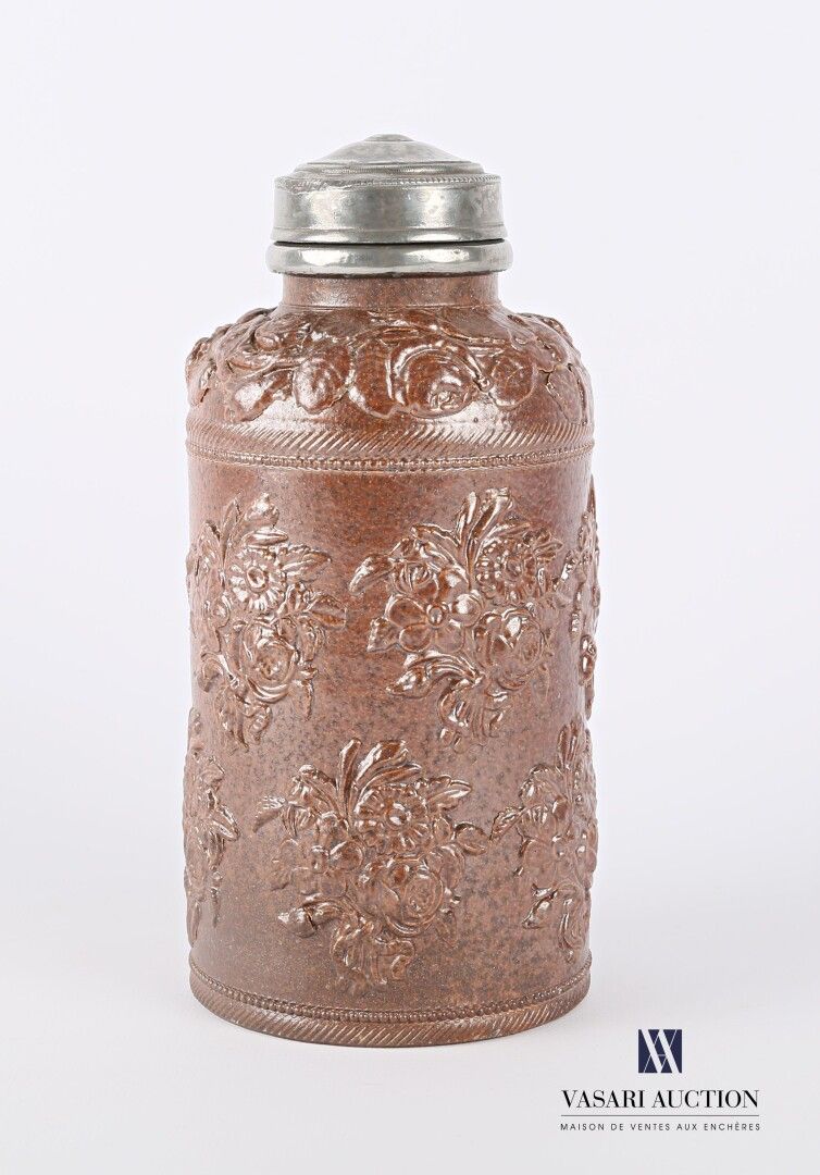 Null BEAUVAIS

Stoneware tobacco pot of bottle form, the lid with pewter screw, &hellip;