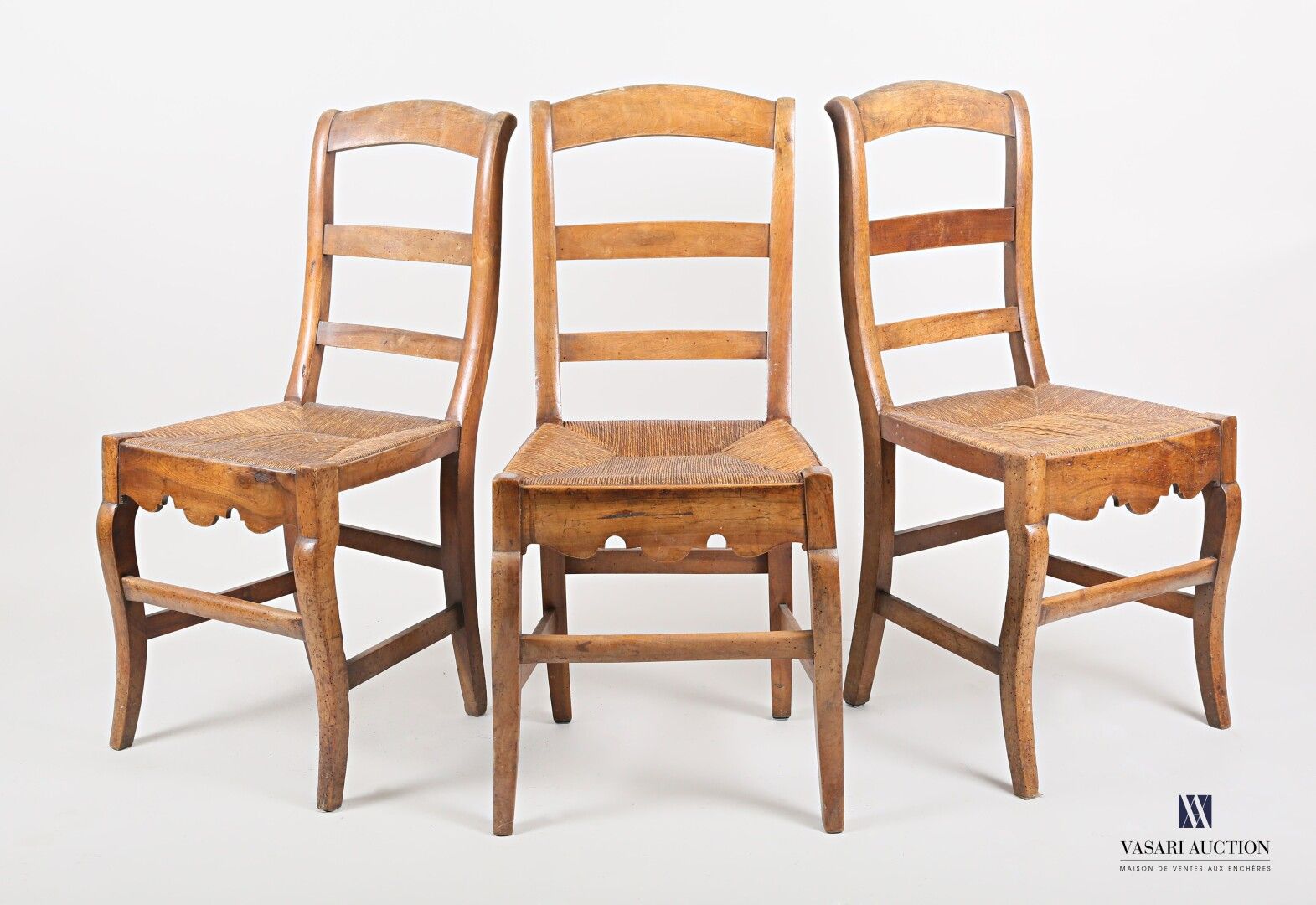 Null Suite von drei Stühlen in Naturholz, die leicht geneigte Rückenlehne präsen&hellip;
