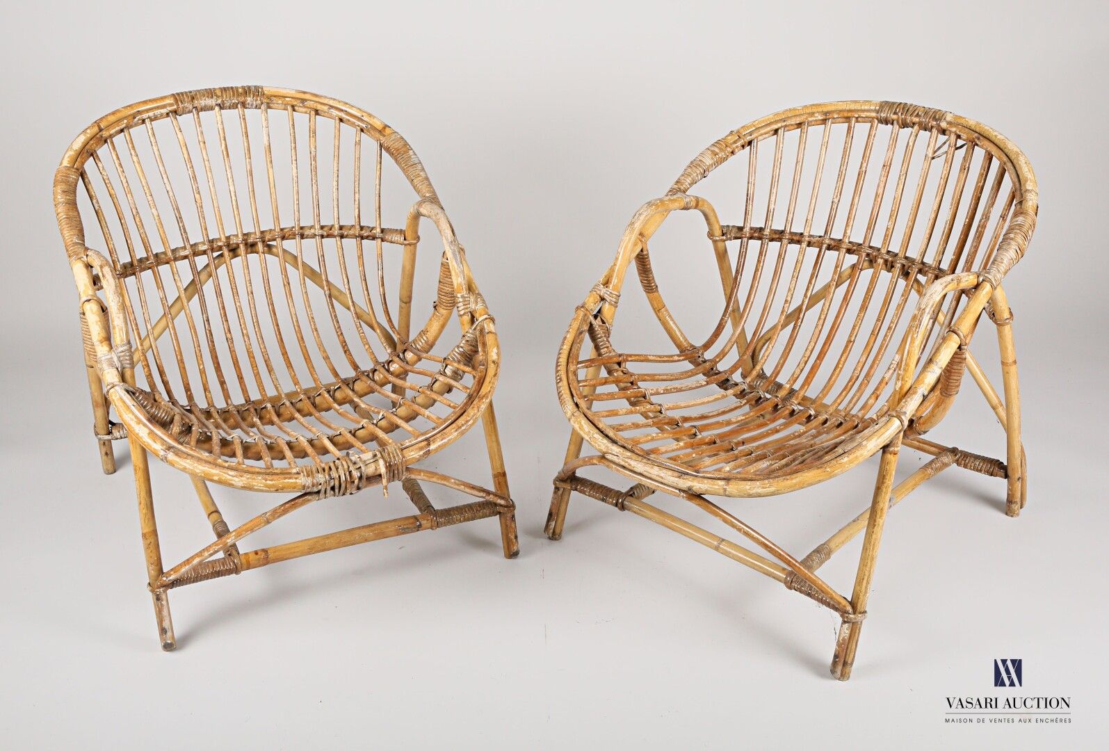Null Pair of rattan armchairs, basket back. It rests on four legs joined by a st&hellip;