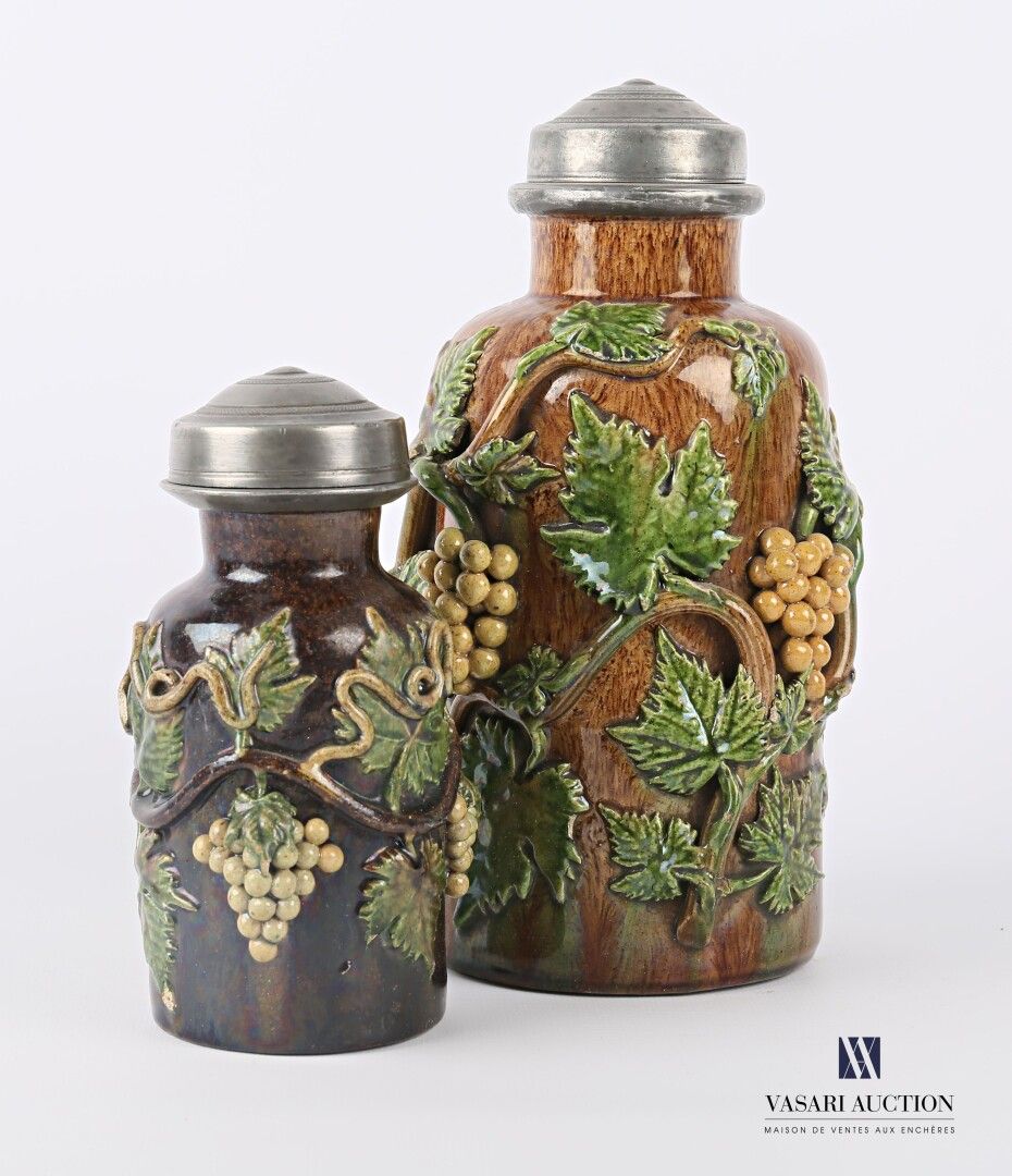 Null 蓓奥威斯

两个瓶形的多色陶制烟草罐，盖子上有锡制的螺丝，罐身有藤蔓的嫩芽

20世纪

(有轻微的烧制缺陷，有些缺口)

高度15,5厘米和22厘米