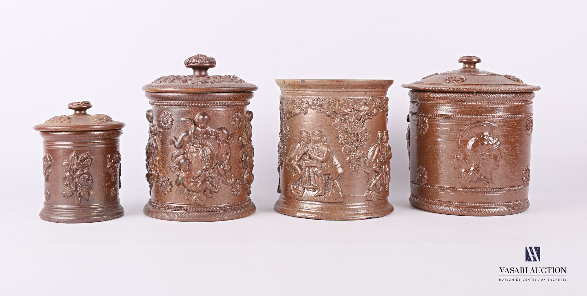 Null 蓓奥威斯

四个圆柱形陶瓷烟草罐，第一个装饰着桌子周围的玩家和藤蔓枝条（高度：15.5厘米 - 直径：14厘米），第二个装饰着小天使的花纹徽章（高度：&hellip;