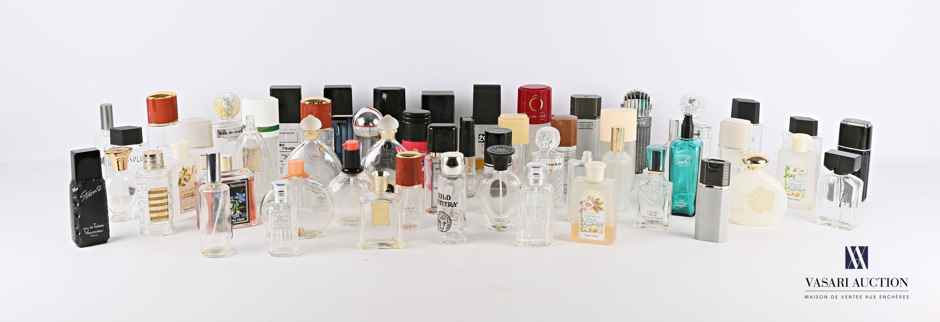 Null Lot d'environ cinquante flacons à parfum de diverses marques en verre et pl&hellip;