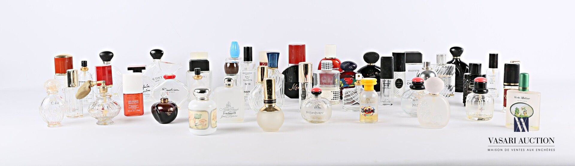 Null Lot of about forty-seven glass and plastic perfume bottles of various brand&hellip;