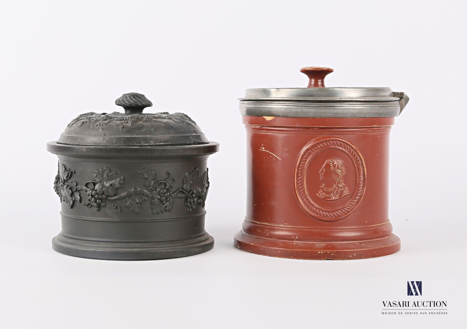 Null 一对烟草罐，一个是赤土陶器，有黑色斑纹的藤蔓装饰（高：12厘米-直径：13.5厘米），另一个是牛血红斑纹，壶身有奖章，壶盖上有锡制的铰链座。

(高度&hellip;