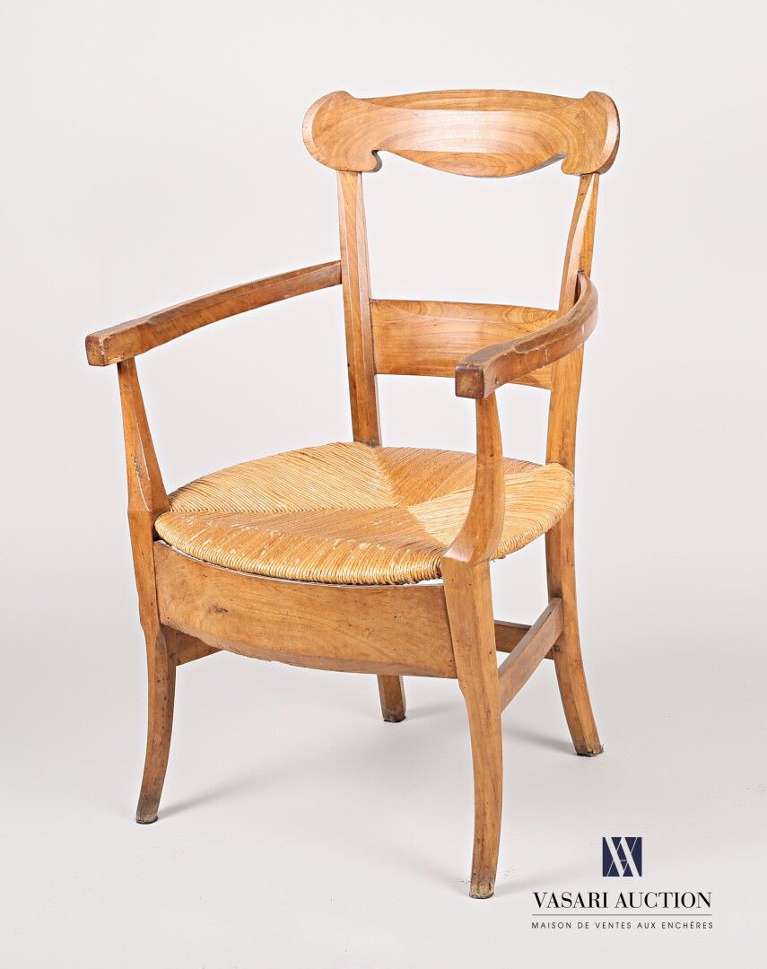 Null 天然木材的扶手椅，背部有两根杆，上面有耳朵，扶手略微弯曲，座椅靠在四个马刀脚上，由三根胯下的杆连接。

(磨损和轻度虫洞)

高度：85厘米85 cm&hellip;