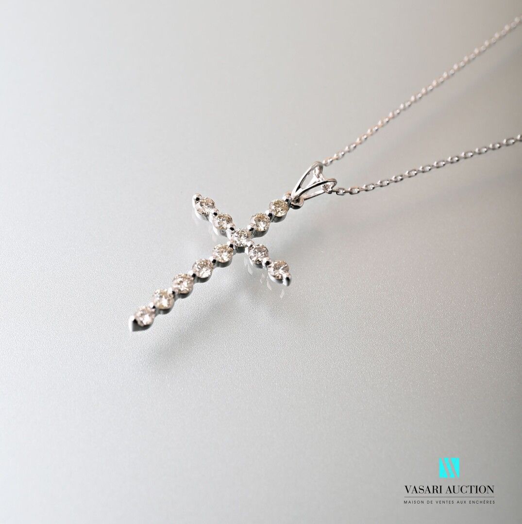 Null 链条与网状forçat和它的吊坠十字架在白金75千分之一，由12颗现代大小的钻石，扣环弹簧。

毛重：2,01克 - 链长：45厘米