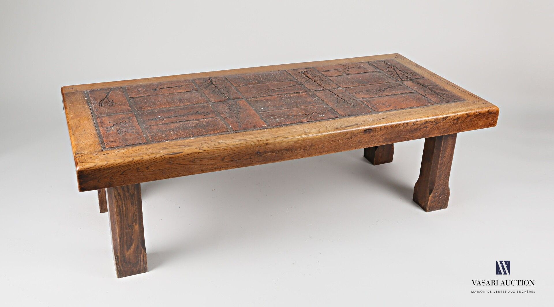 Null CAPRON

天然木质的咖啡桌，长方形的托盘用带有植物图案的赤土板涂黑，它放置在有方形部分的四个脚上。

未签署

二十世纪

高度：40厘米40厘&hellip;