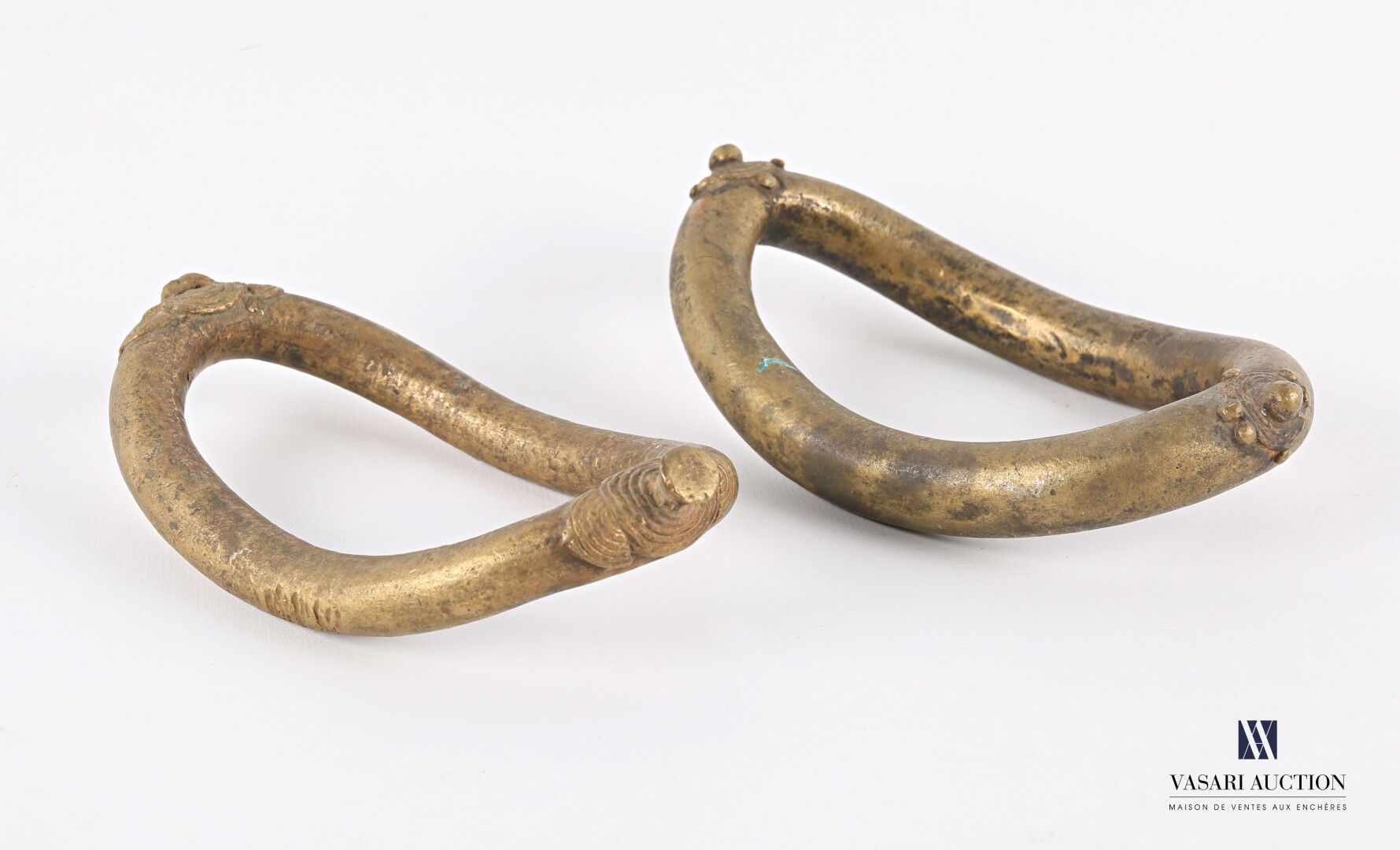 Null Senoufo - 象牙海岸 ?

两只青铜脚镯，饰有球体和螺旋形。

长 : 15 cm - 宽 : 9 cm