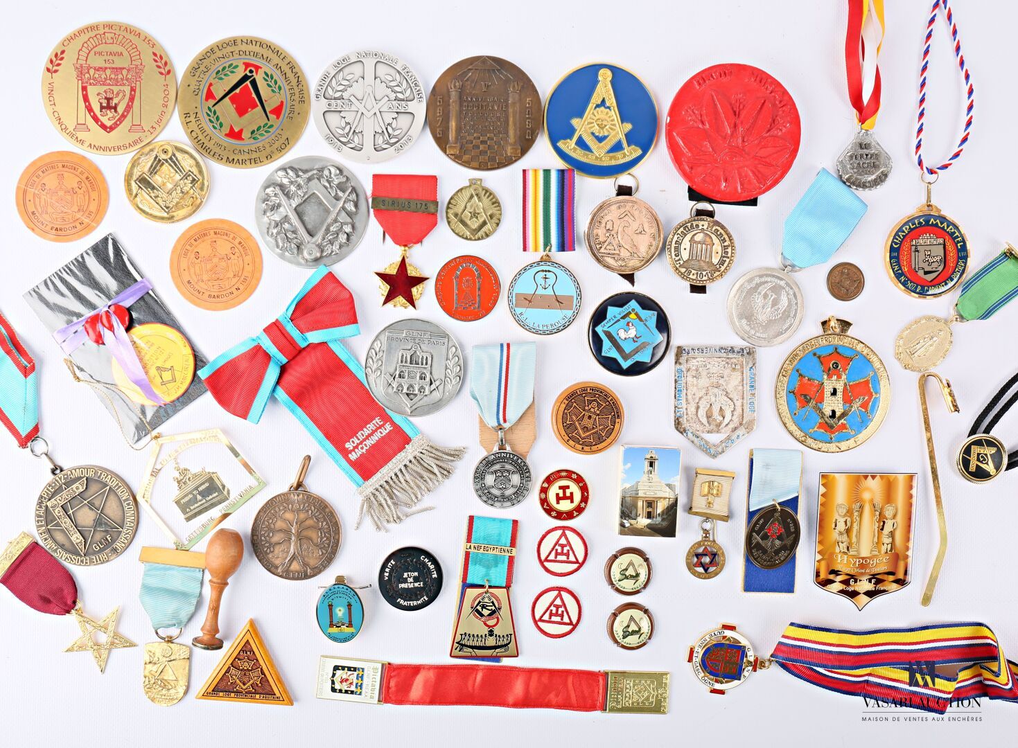 Null Lote que incluye un conjunto de medallas y accesorios francmasones de varia&hellip;