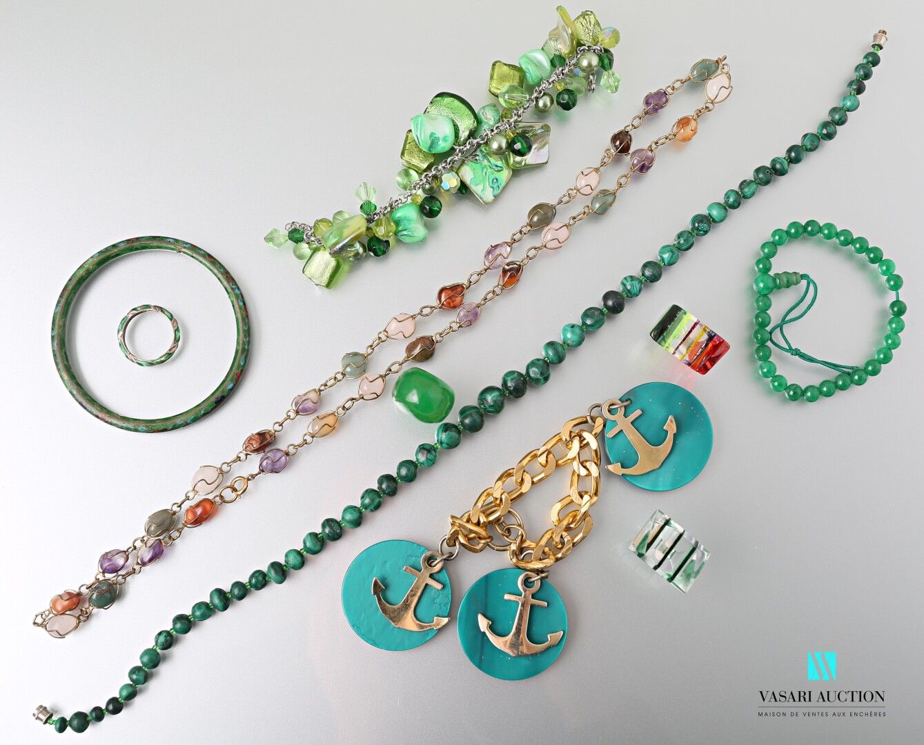 Null Lot de bijoux fantaisie comprenant un bracelet en métal à décor émaillé pol&hellip;