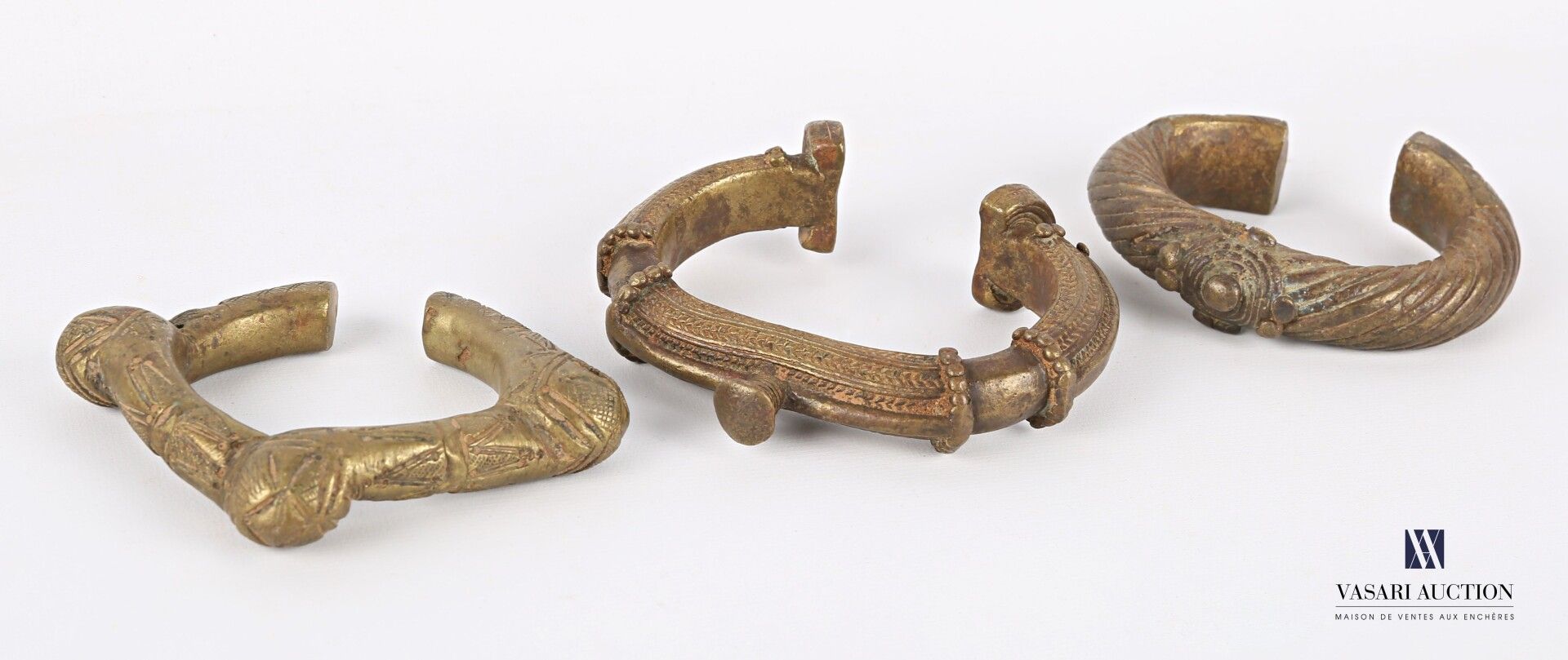 Null 非洲

一套三个青铜手镯或脚镣，装饰有扭曲的条纹、螺旋、绳索楣和几何图案。

(磨损)

直径：10至12厘米