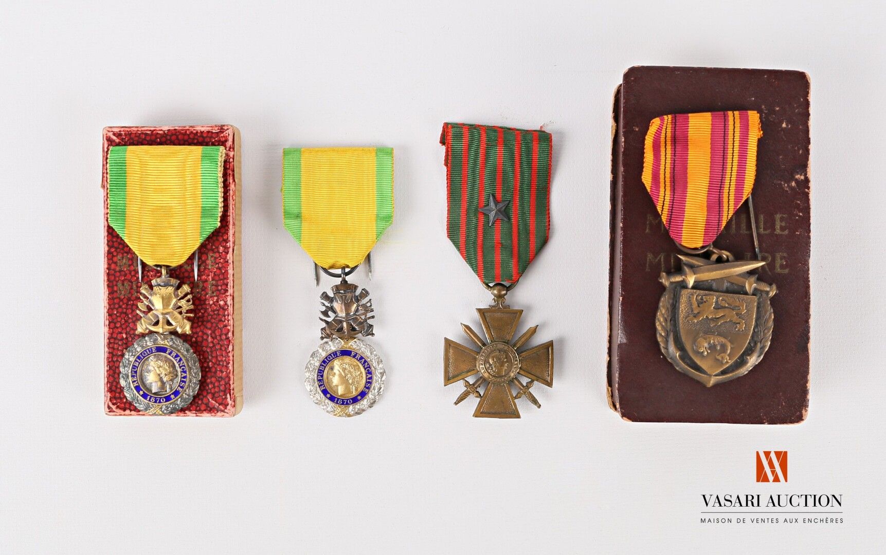 Null - Medalla militar, período de la III República, dos ejemplares en una caja,&hellip;