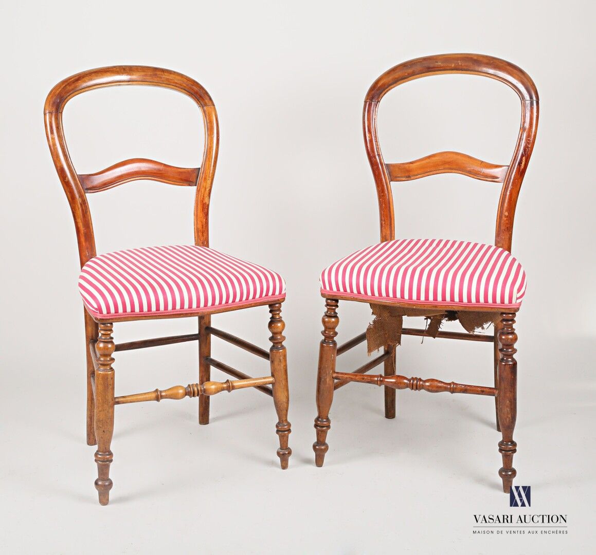 Null Paar Stühle aus gebeiztem Holz, Mahagoni imitierend, die durchbrochene, bal&hellip;