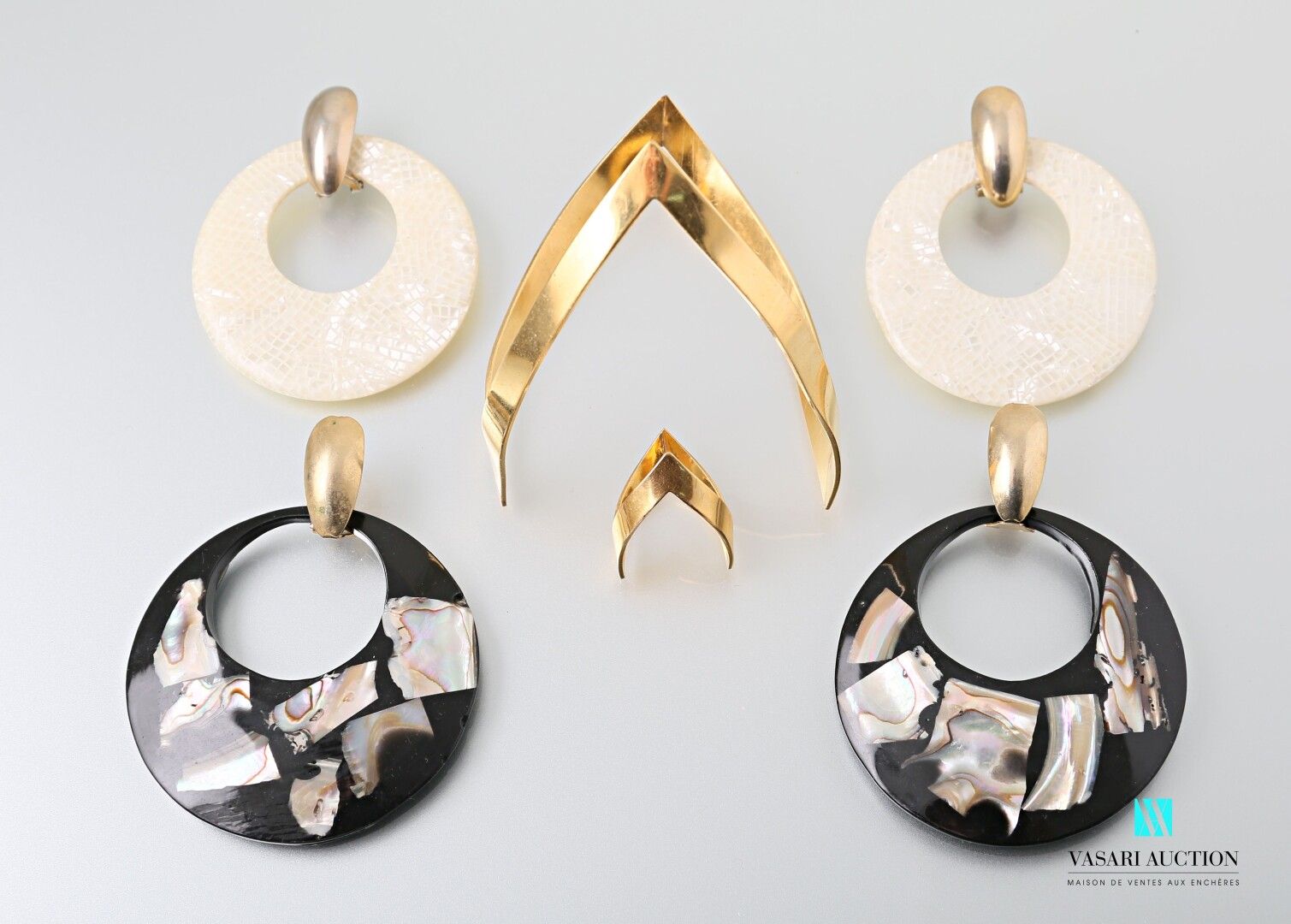 Null 拍品包括一套现代派的半套镀金金属手镯和戒指，以及两对饰有圆盘的耳夹，紧固件为镀金金属。