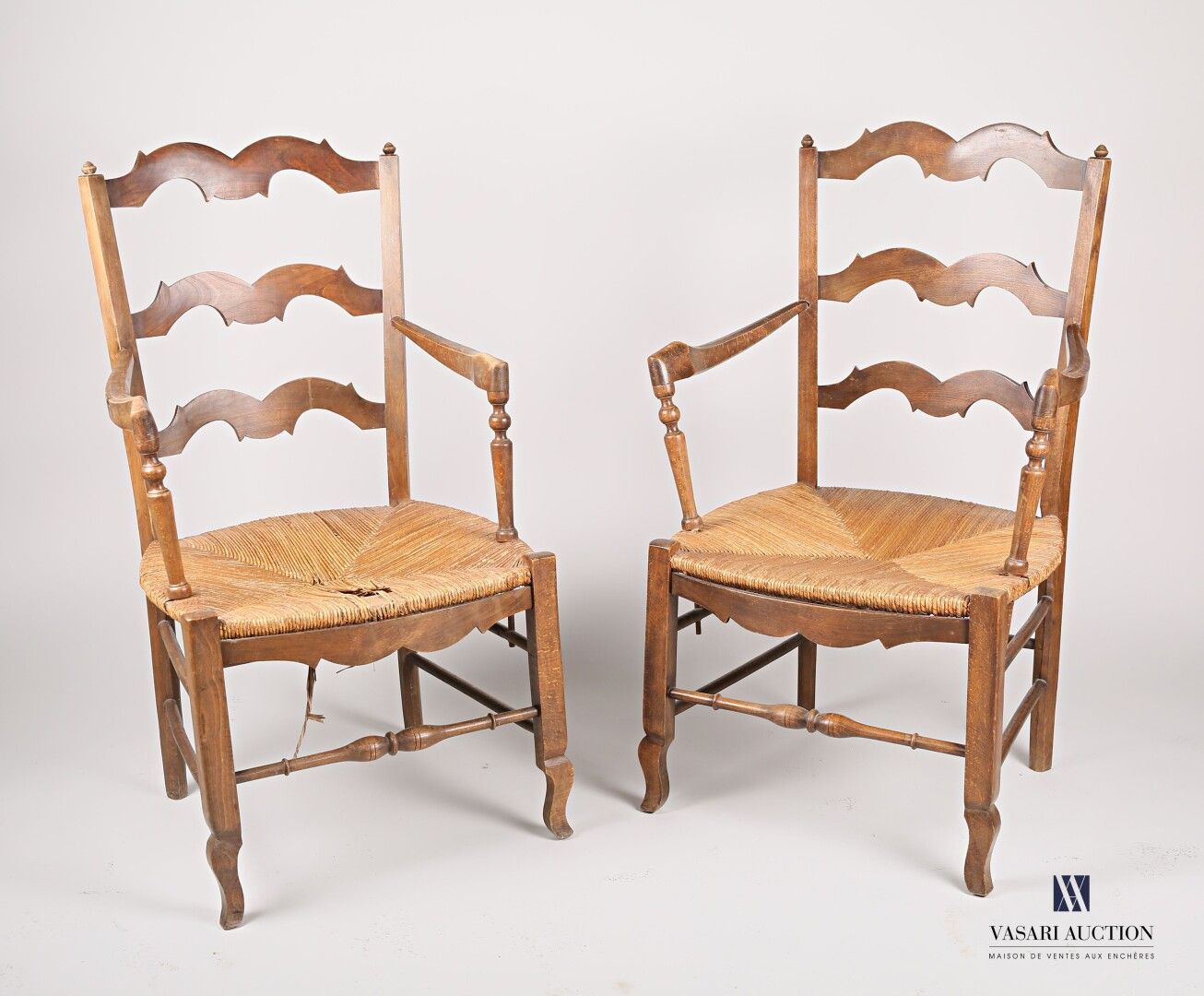 Null 一对天然木模制的扶手椅，背部有三个弧形的杆子，两侧有两个直立的杆子，上面有代表橡子的袼褙，扶手和扶手支架稍微向后转，草席放在四条腿上，由六个裆杆连接，&hellip;
