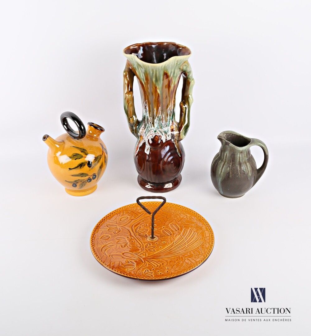 Null 拍品包括一个陶制花瓶，四叶形的边框，它的两侧有两个模拟树枝的把手，颈部和侧面有滴水的装饰（高：40厘米），一个卵形的陶制盘子，上面有一个插座（高：25&hellip;