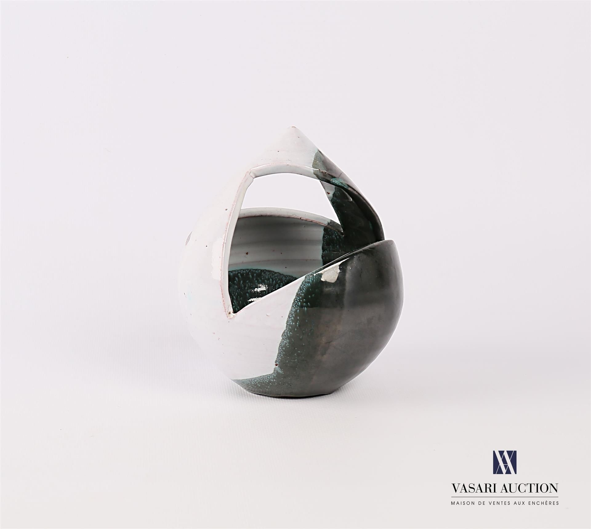 Null 灰色/绿色/黑色金属光泽的风格化篮子形状的陶瓷花瓶

背面有签名

20世纪

(a fele)

高度：15.5厘米15,5 cm - 直径 : 1&hellip;