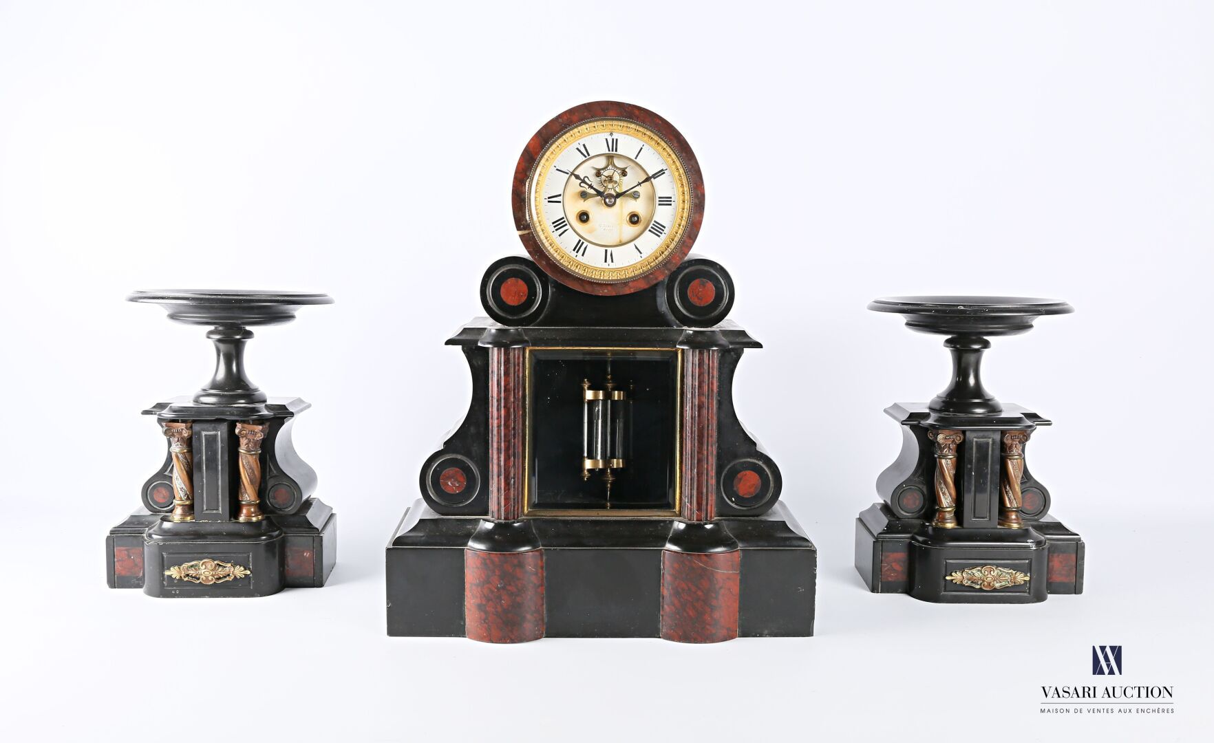 Null Black marble and griotte marble mantelpiece, the clock is topped by a round&hellip;