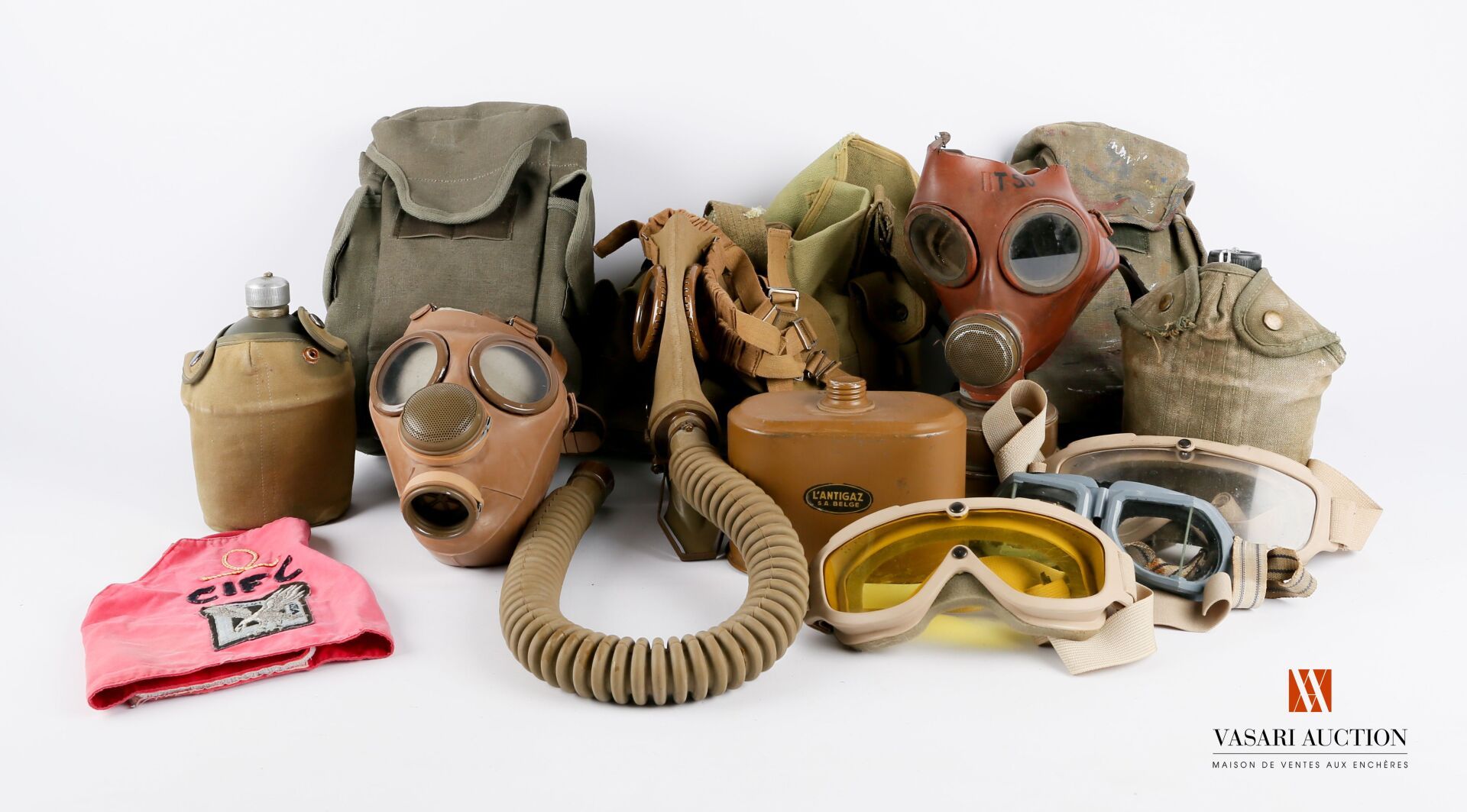 Null Diverses provenances: bidons, 3 masques à gaz avec sacoche, brassard, 3 pai&hellip;