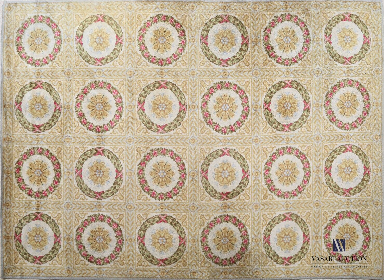 Null 羊毛机械地毯，在黄色背景上装饰有二十四个月桂树花环的花扣。

帝国风格

(磨损和颜色褪色)

197 x 295 cm