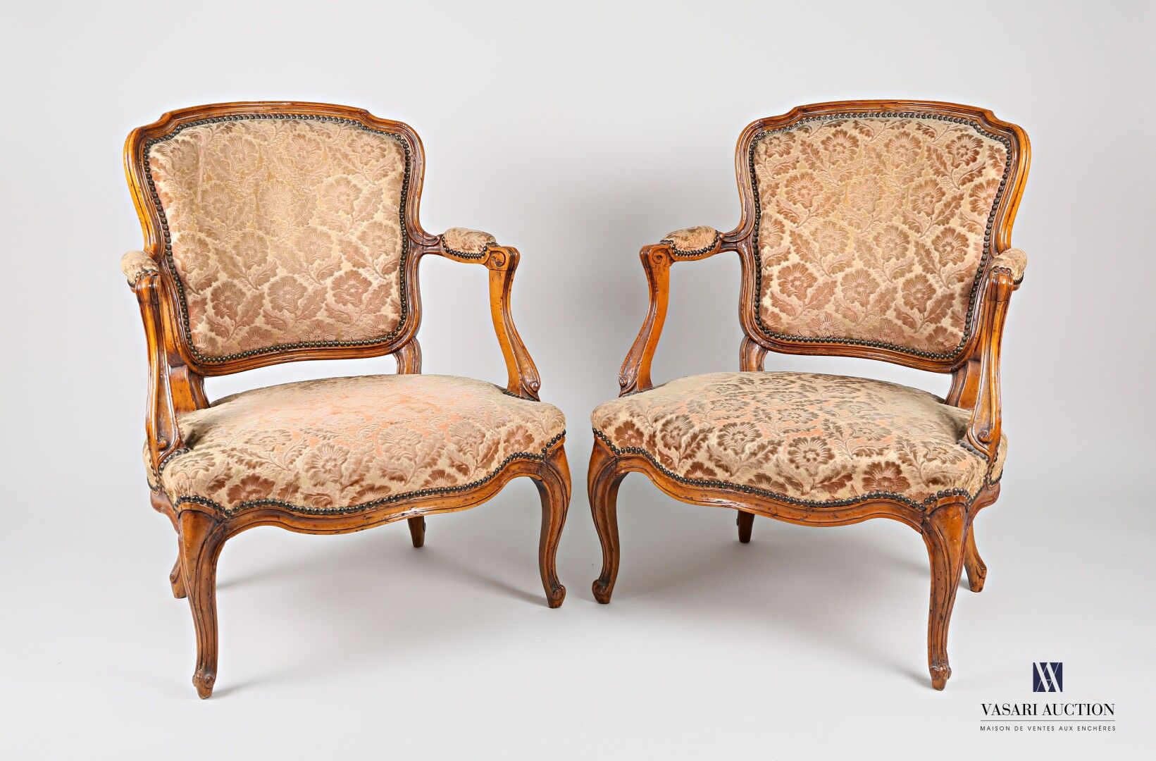 Null Paar Cabrio-Stühle in profiliertem Nussbaum, die Armlehnen mit Manschettena&hellip;