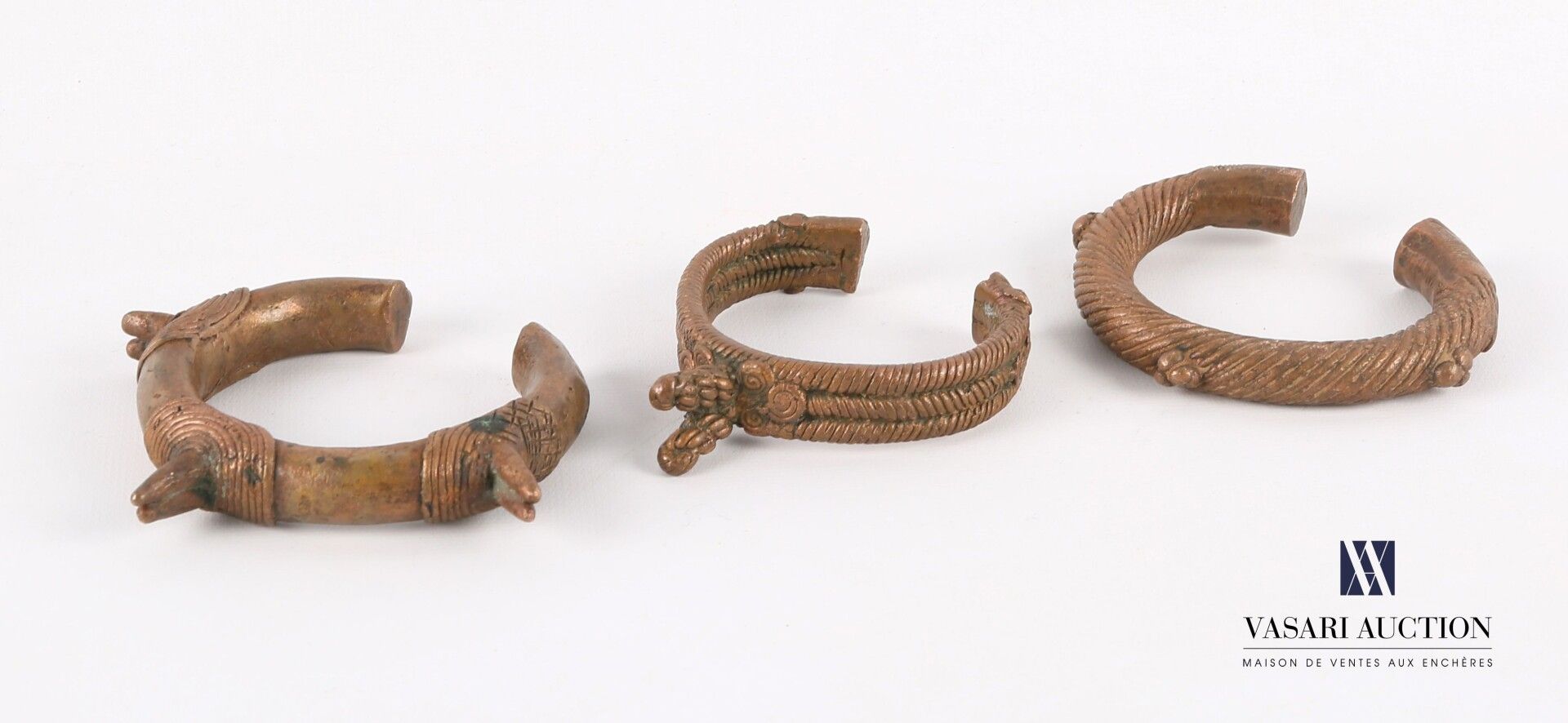 Null 非洲

一套三个铜手镯或脚镣，有扭曲的条纹、尖峰和螺旋形装饰

(轻微磨损)

直径：7至9.5厘米