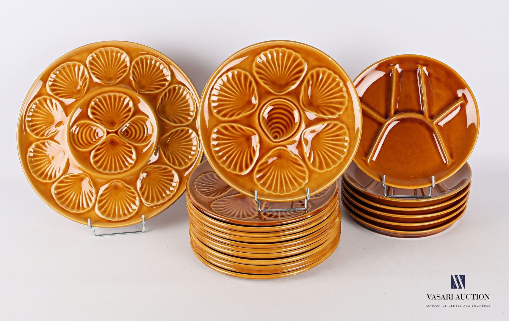 Null 赭石色的陶器套装，包括一个由12个盘子和一个碟子组成的牡蛎晚餐服务和一套6个开胃菜盘子

牡蛎盘的直径：24厘米 - 盘子的直径：32.5厘米 - 开&hellip;
