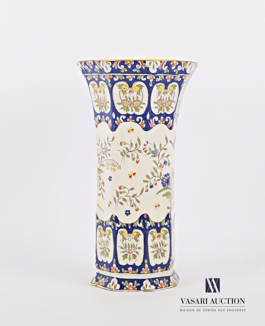Null 鲁昂陶器的八角形花瓶，上面有多色的装饰，有一只鸟带着一封信和花束，框架是用鲜花装饰的护壁板。

背面的标记。

(脚上的芯片)

高度：28厘米28厘&hellip;