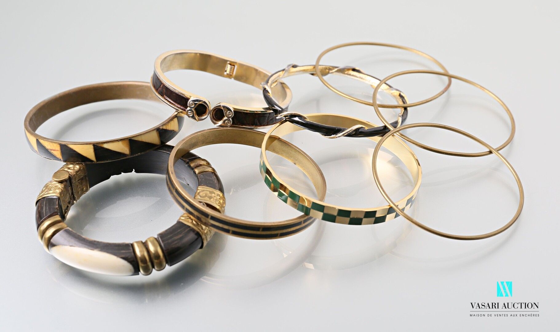 Null Lot de neuf bracelets fantaisie en matériaux divers, certains dans le style&hellip;