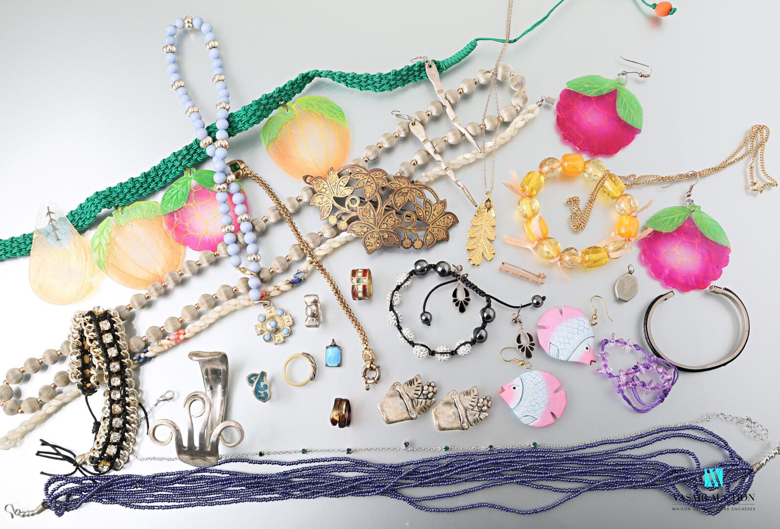 Null 一批服装珠宝，包括一对以鱼为主题的穿孔耳环，一个模仿琥珀的弹性绳索手镯，一个金属和黑皮网的半冲手镯，一个布球手镯，一个浅蓝色珍珠手镯，一个模仿珍珠母的&hellip;