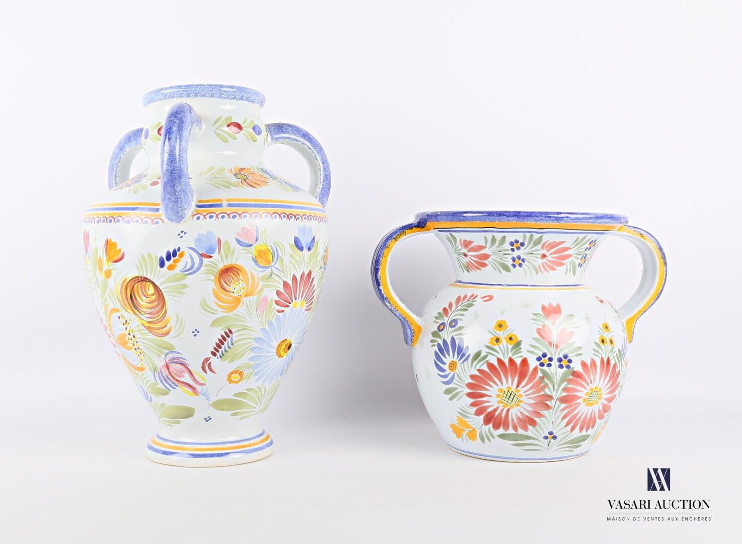 Null QUIMPER - Henriot制造

陶器拍品，有多色的花和青年和蓝网的装饰，包括一个有三个把手的阳台形式的罐子，有多色的花和青年和蓝网的装饰，还&hellip;