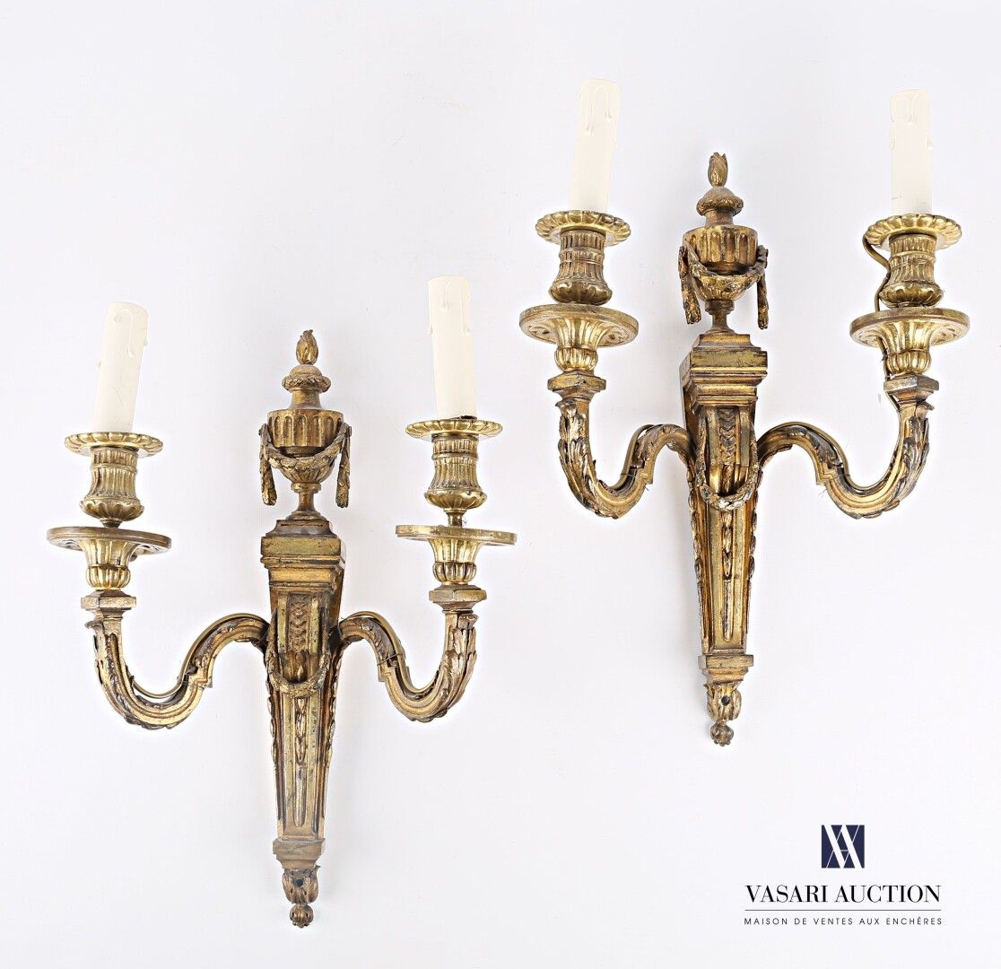 Null A pair of ormolu sconces with two arms of light decorated with an acanthus &hellip;