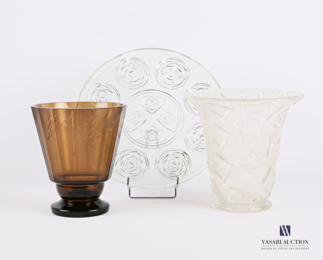 Null 烟熏玻璃花瓶，侧面有切割，瓶身刻有风格化的闪电图案

20世纪

(边缘有一个小缺口)

高度：18.5厘米18.5厘米 - 直径：16.5厘米

一&hellip;