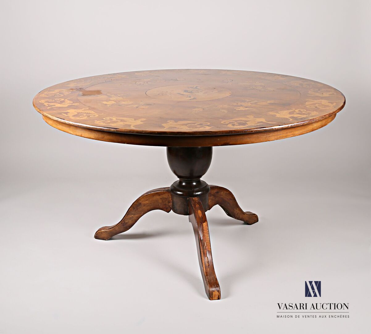 Null Esszimmertisch aus Naturholz und Furnier, die runde Platte mit Intarsien st&hellip;