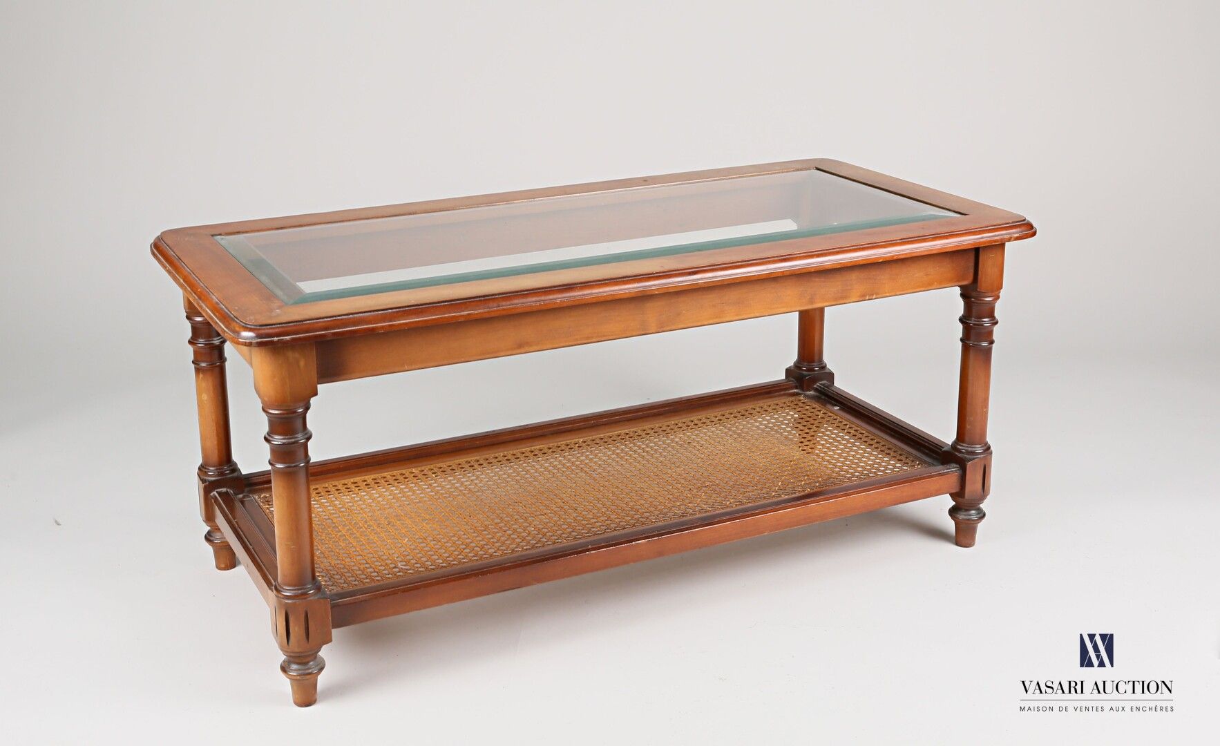 Null 模制的樱桃木咖啡桌，长方形的桌面被斜面玻璃染成暗色，它靠在四条转动的环形腿上，由一个藤条裆架连接，并由旋转的顶部完成。

20世纪

(划痕)

高度&hellip;
