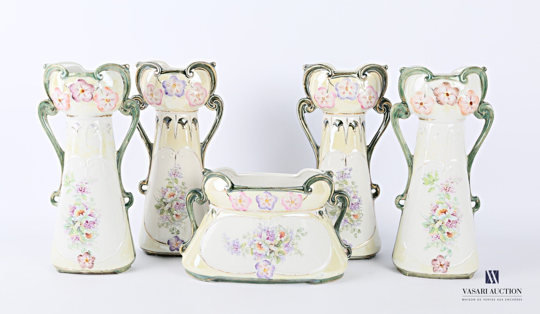Null 瓷器套装，包括一个花园和四个花瓶，装饰有花束，颈部有花束的衬托，卷轴把手

高度：12和24厘米12和24厘米

(对装饰物的磨损)