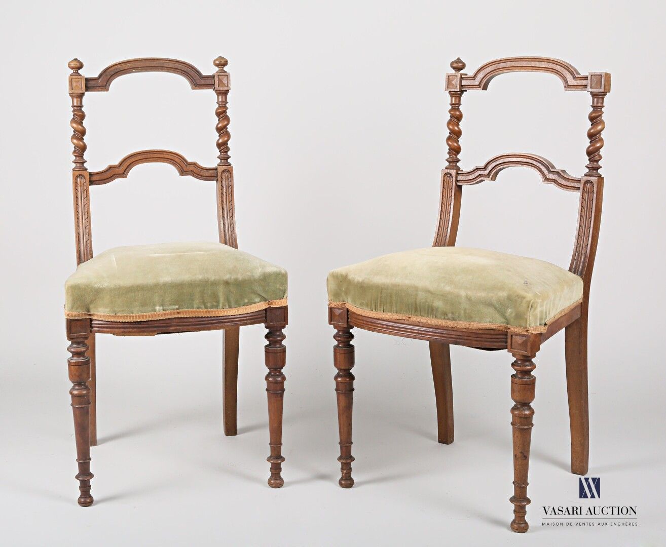 Null Pair of chairs in natural wood, the backs present two baguettes in gendarme&hellip;