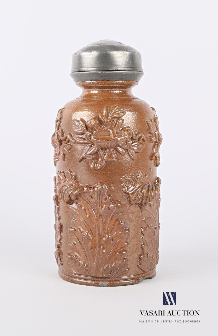 Null BEAUVAIS

Vaso da tabacco in gres a forma di bottiglia, il coperchio con vi&hellip;