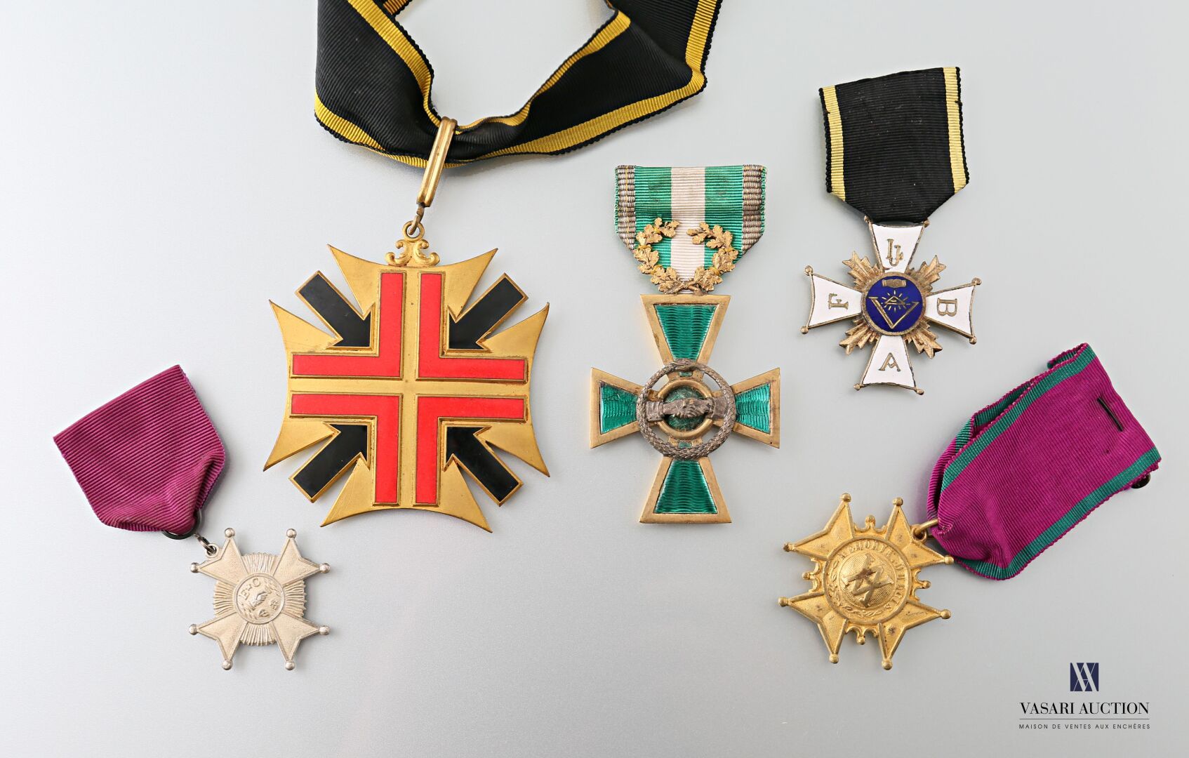 Null Lote de cinco medallas Franc-Maconnes en bronce y esmalte, una en metal pla&hellip;