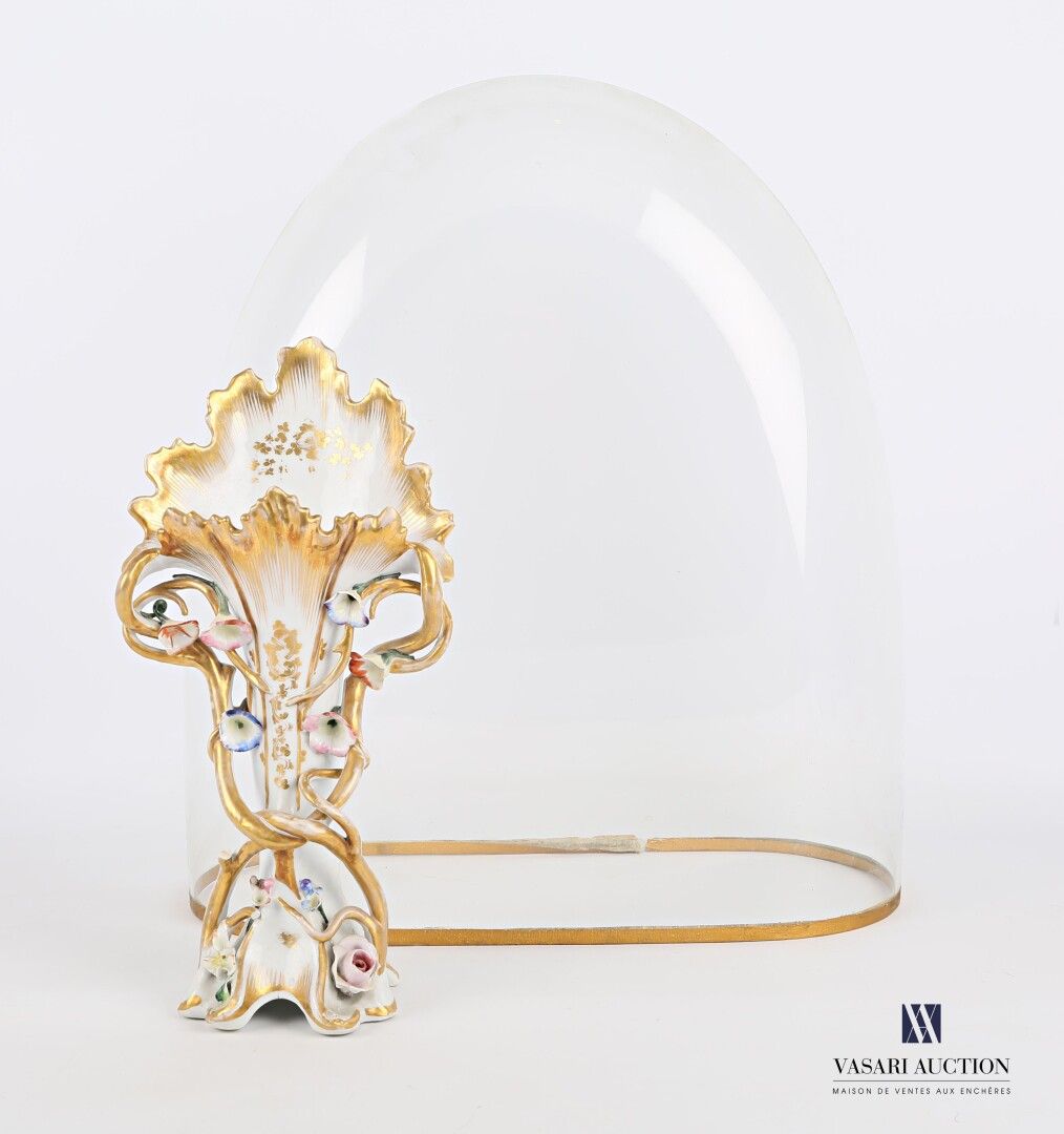 Null PARIS

White porcelain bridal vase treated in polychrome and golden highlig&hellip;