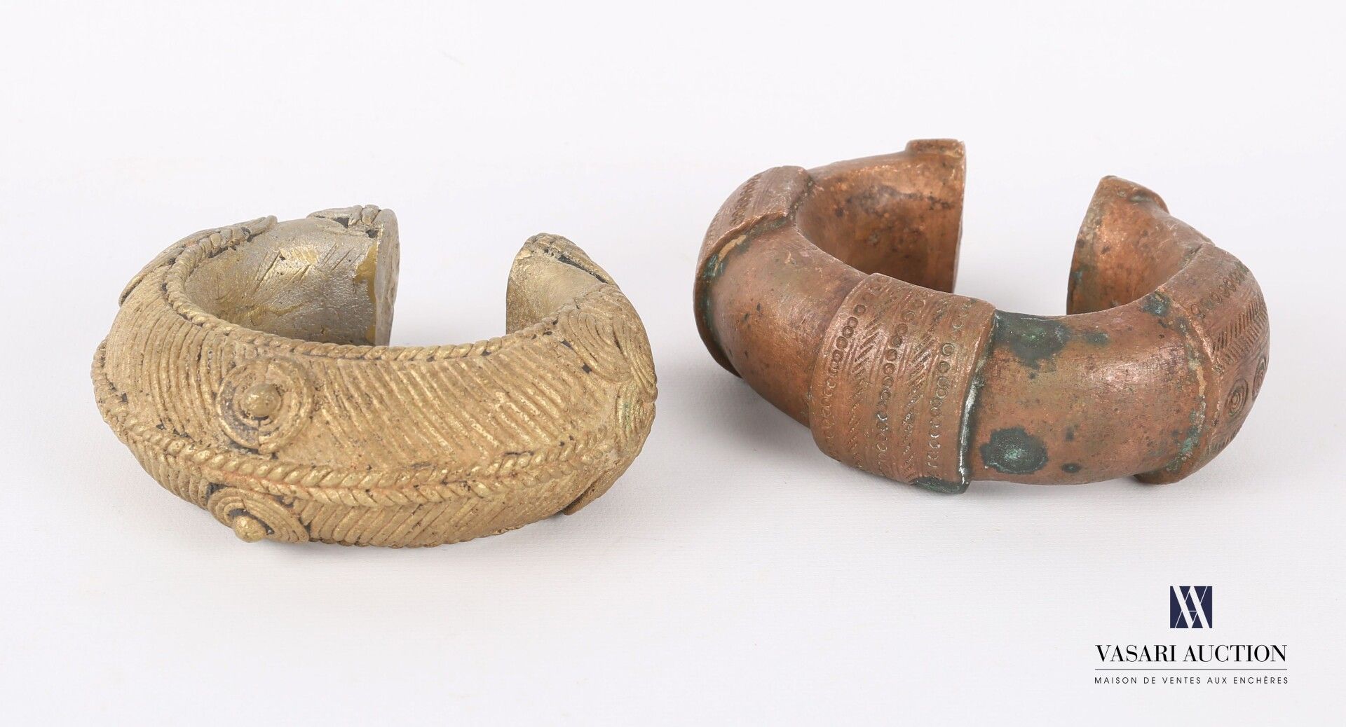 Null 非洲

一套两个青铜手镯或脚镣，上面装饰着绳索、螺旋形、棋盘形和珠子的楣形图案

(磨损和氧化)

直径：10至11厘米