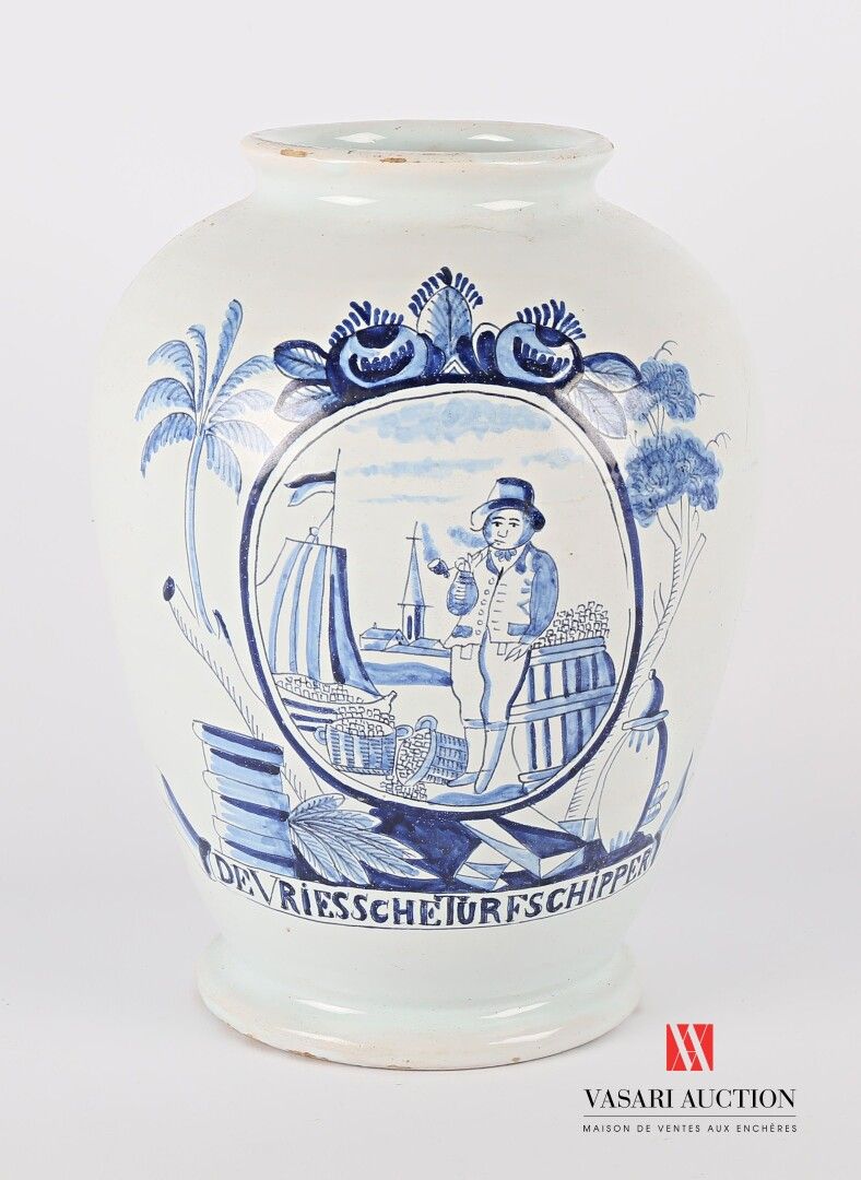 Null 德尔福

阳台形式的陶器花瓶，蓝色单色装饰的徽章上装饰着一个拿着烟斗的男人，下面有一条带子，上面写着 "Devriesscheturfschipper&hellip;