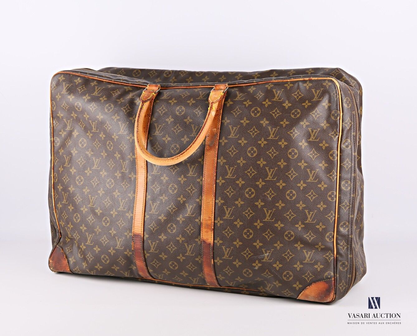 Null LOUIS VUITTON

Travel bag model Sirius 65, in monogram canvas and natural l&hellip;