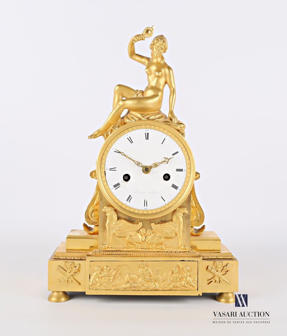 Null 镂空和鎏金的青铜钟，圆形的白色珐琅表盘上标有Terrien in Paris，呈现出罗马数字的小时和阿拉伯数字的分钟，周边的铁轨，镂空的指针，它的顶部&hellip;