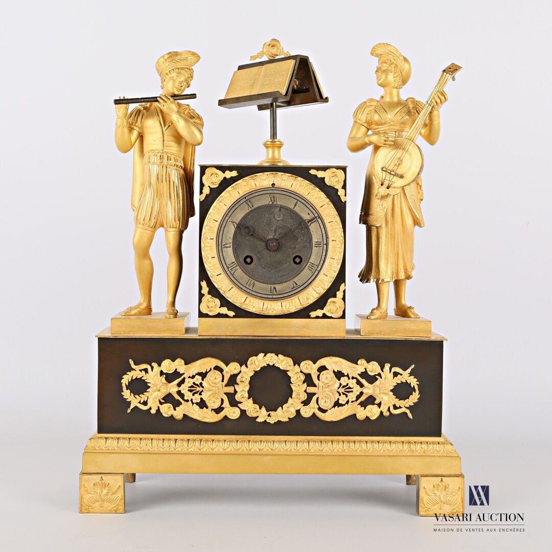 Null Bronze clock with antique patina and gilt, the round dial with Roman numera&hellip;