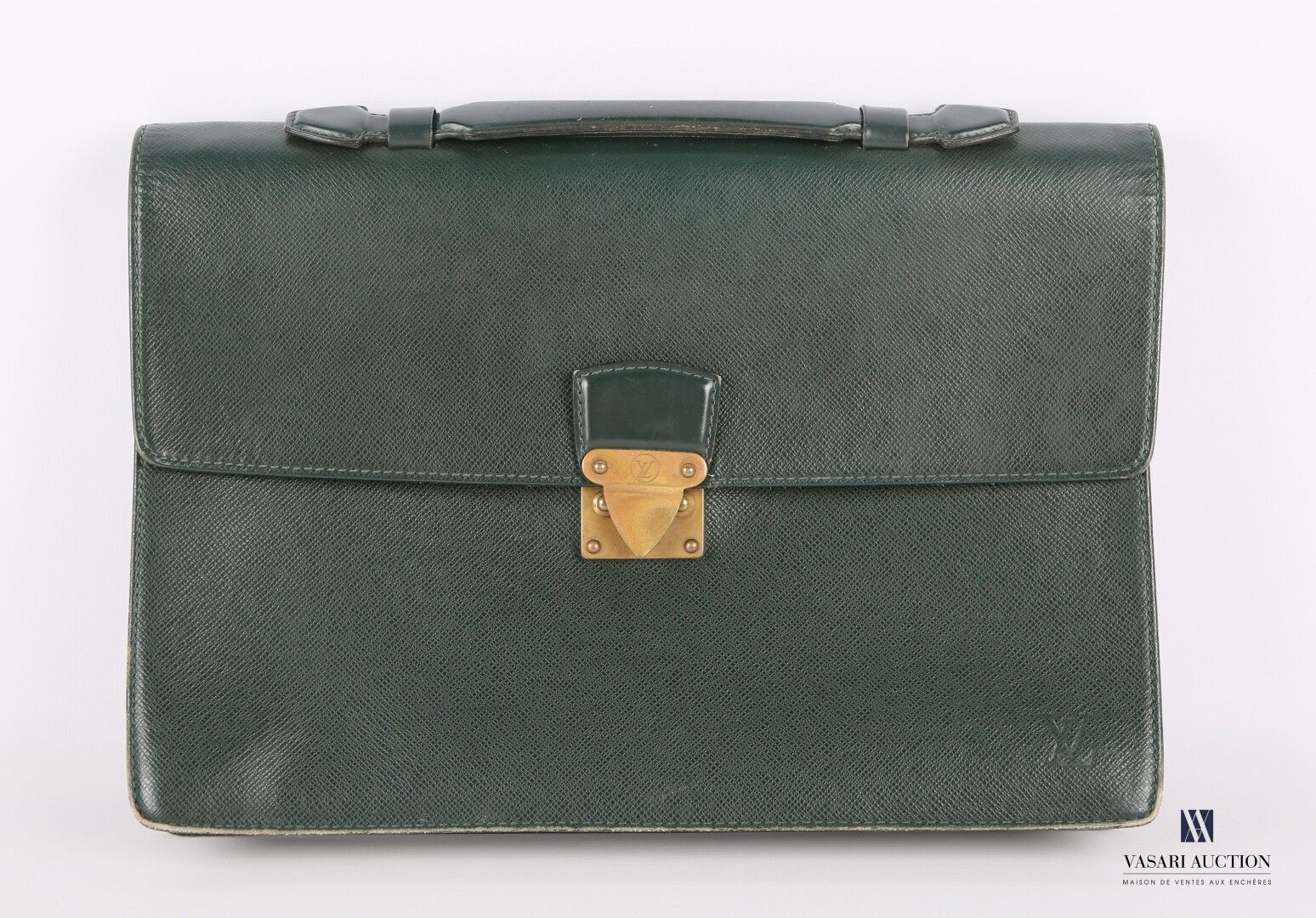 Null LOUIS VUITTON

Green grained leather briefcase. Gilded metal trim and top h&hellip;