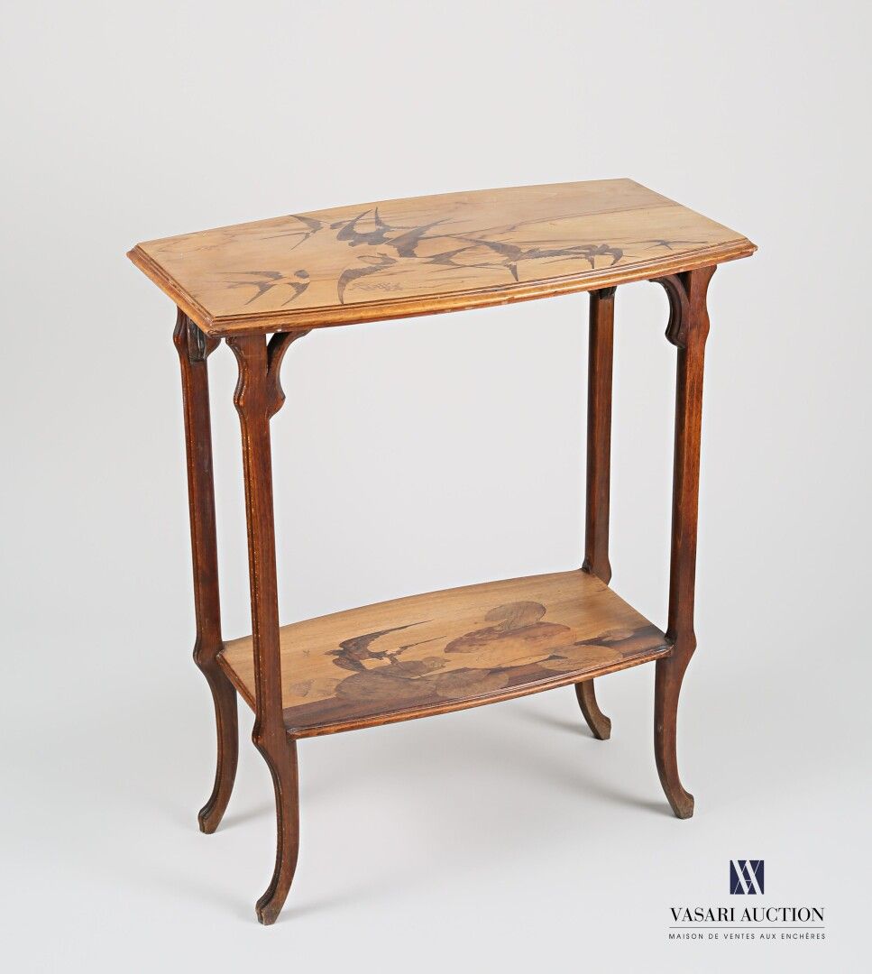 Null 建立GALLE

榉木的桶形茶桌，模制和雕刻的立柱，镶嵌有燕子和睡莲的装饰。

高度：75厘米75厘米 - 宽度：65厘米 - 深度：37厘米



&hellip;