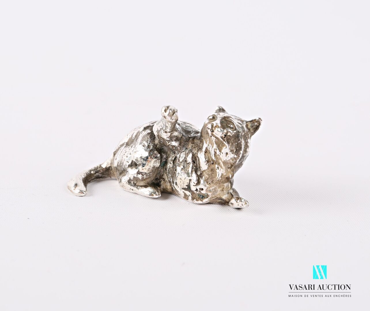 Null Objeto de plata que representa un gato con la pata levantada.

Longitud : 5&hellip;
