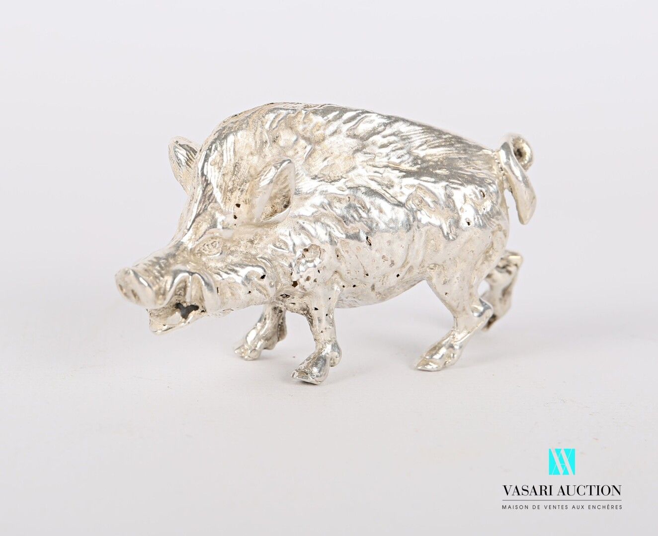 Null Silberner Gegenstand, der ein Wildschwein darstellt.

Gewicht : 171,71 g - &hellip;