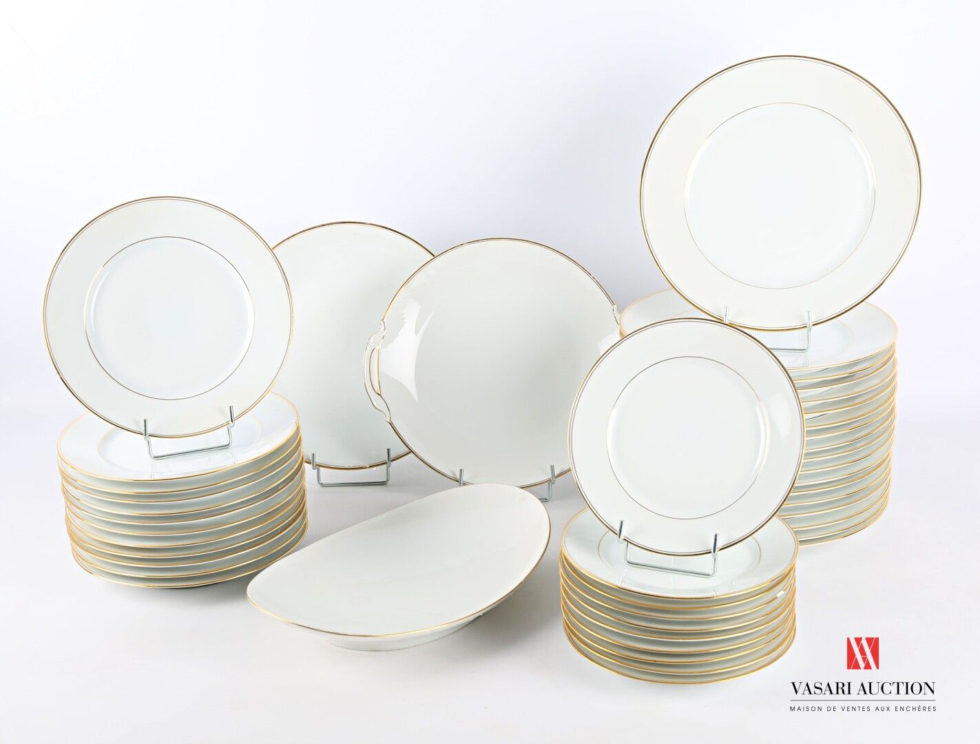 Null 查尔斯-菲尔德-哈维兰，制造

金丝装饰的白瓷餐具的一部分，包括十个餐盘（直径：25.5厘米），十二个甜点盘（直径：21.5厘米），十个水果盘（直径：&hellip;
